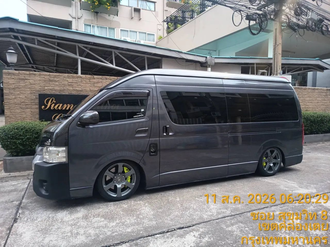 รถตู้ VIP Toyota Commuter คันจริงของ JCMVPtour ย่านสุขุมวิท